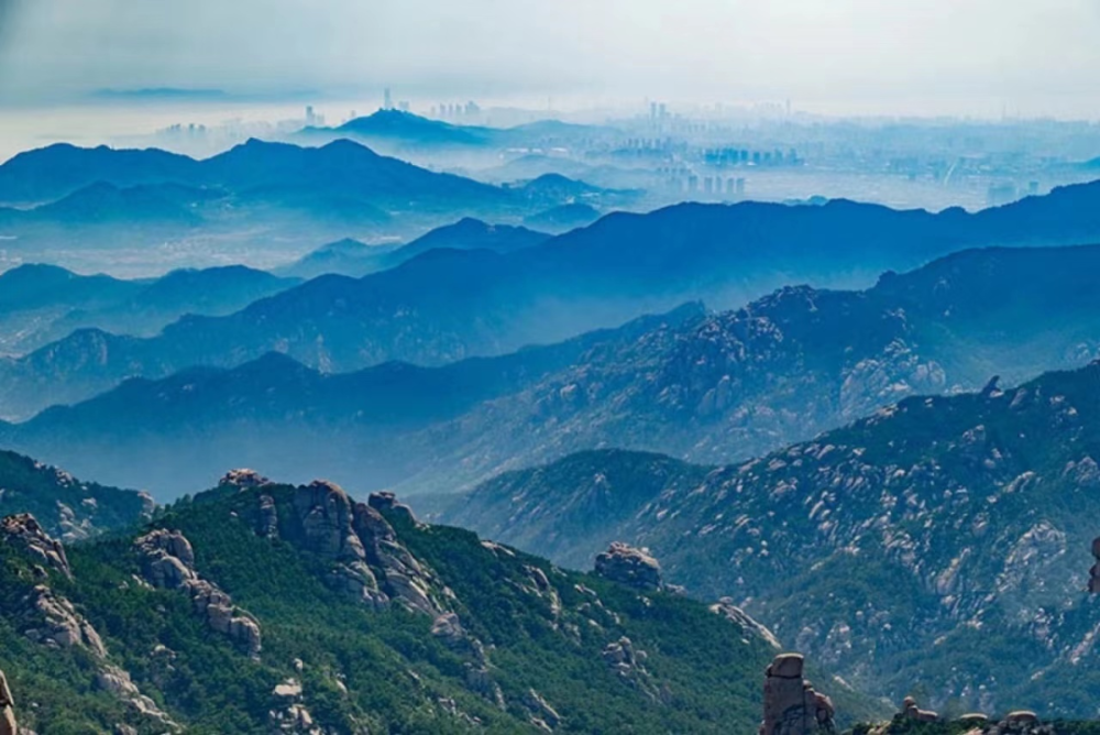 嶗山背川面海,似巨鰲盤踞於萬頃碧波之上,是風水極佳的寶地.