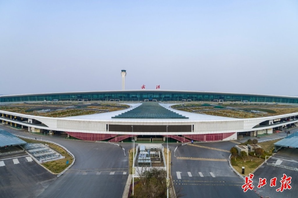 天河机场三跑道6月建成,沿江高铁天河站年底开工,未来可实现空铁联运"