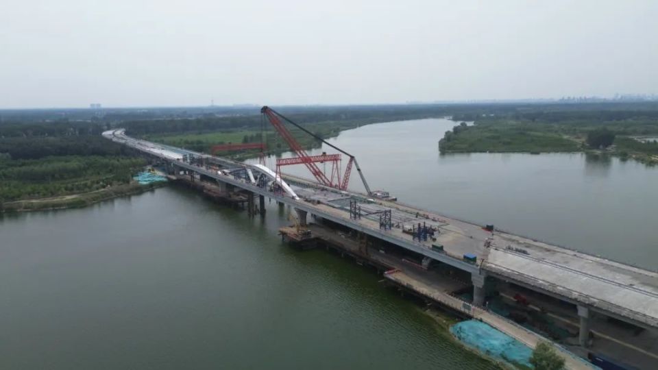 中交路建厂通路潮白河大桥项目技术负责人吴国梁说,这次吊装的节段