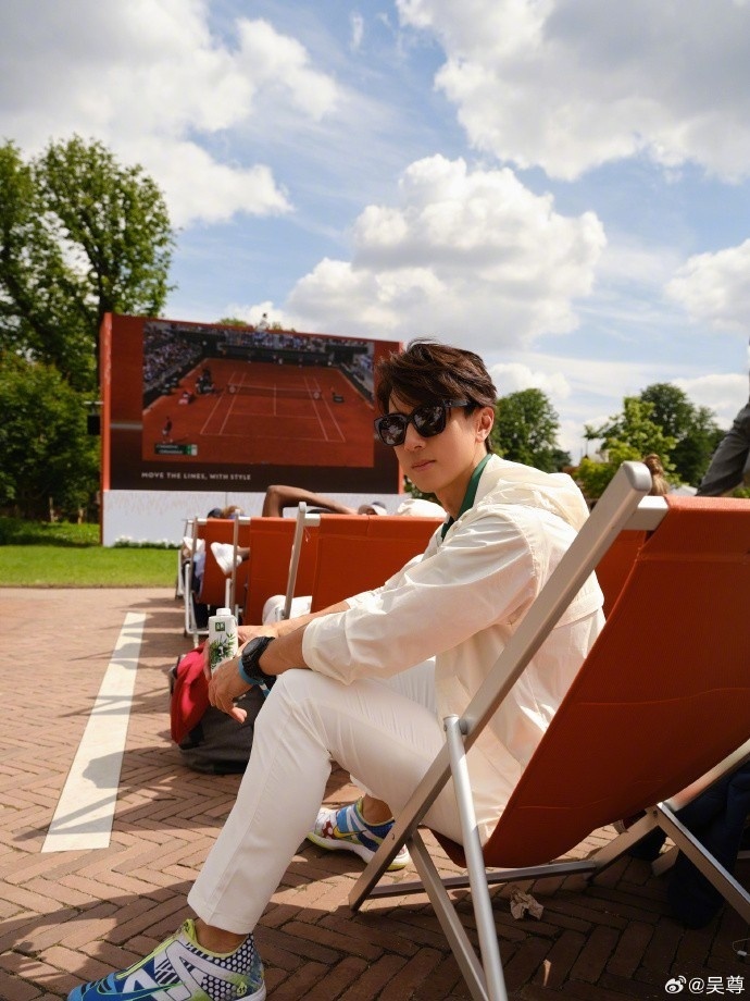 真爱网球!吴尊现场观战法网为张帅加油&晒与张帅合照