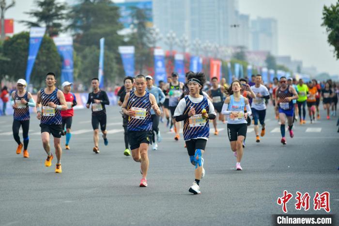 四川仁寿:2024全国半程马拉松锦标赛(第一站)鸣枪开赛_腾讯新闻