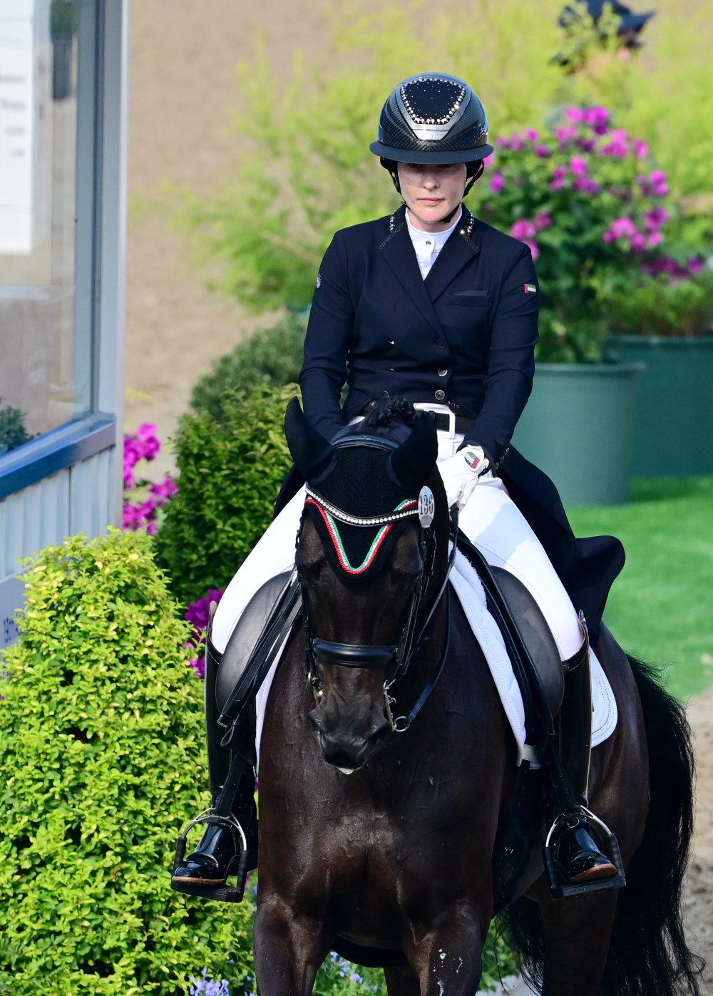 新华社记者 魏培全 摄9月27日,泰国公主希里婉瓦丽在比赛后向观众挥手