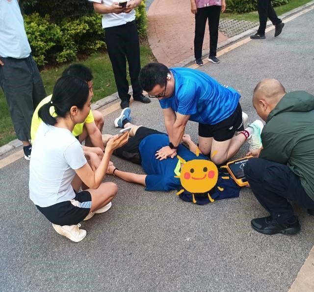 深圳一老人晨练时心梗被路人用aed救回 救人者:第一次面对真人救援