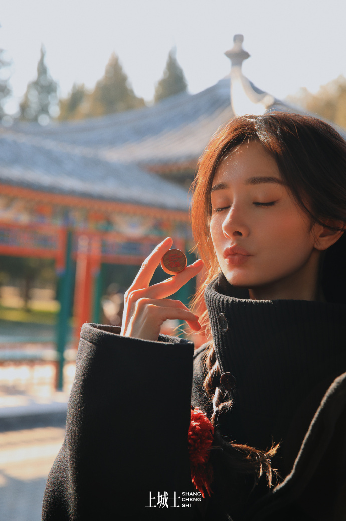 杨幂扎双马尾显少女,嘟嘴卖萌超可爱,笑容甜美很治愈