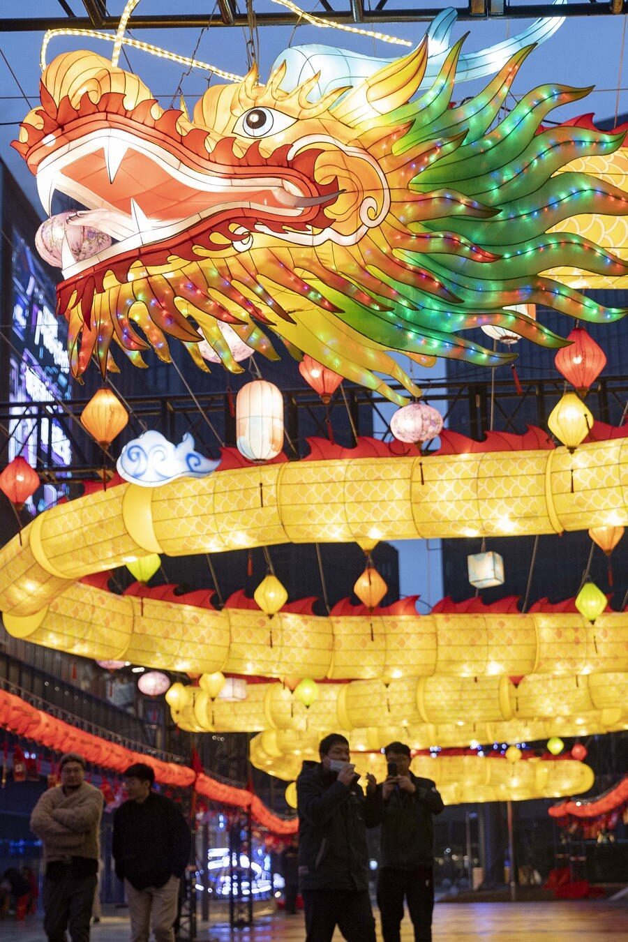 百米非遗龙灯喜迎元宵_腾讯新闻