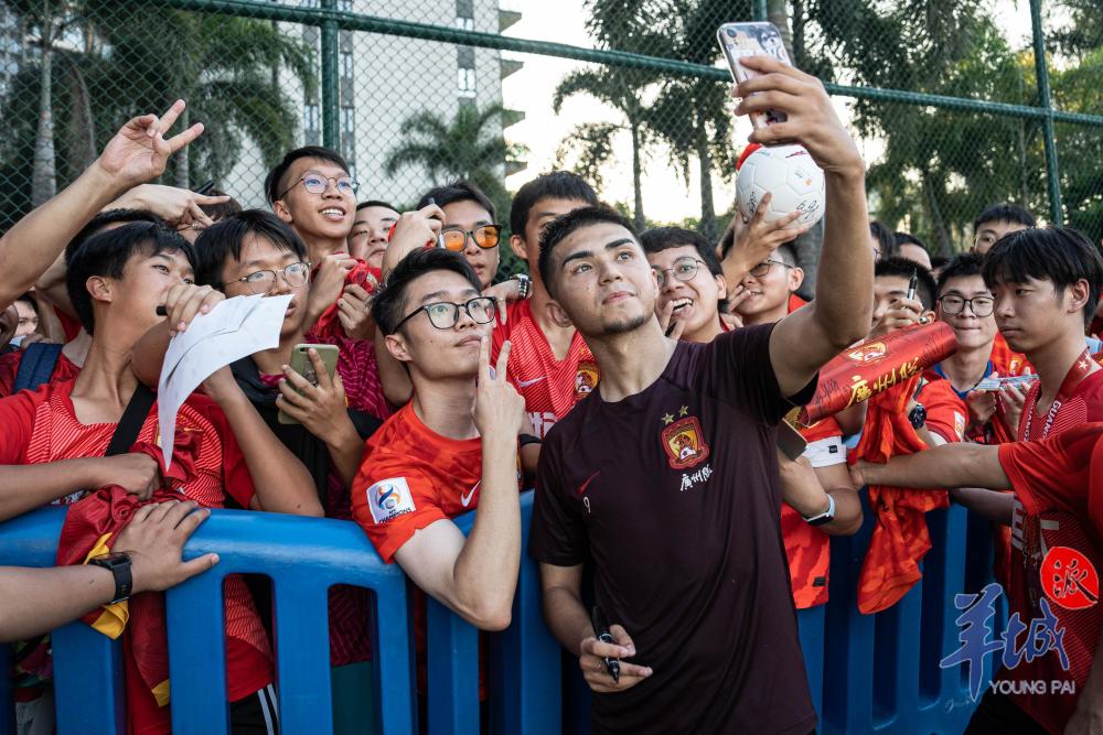 图集|大批球迷观看广州队连胜后的首个开放日