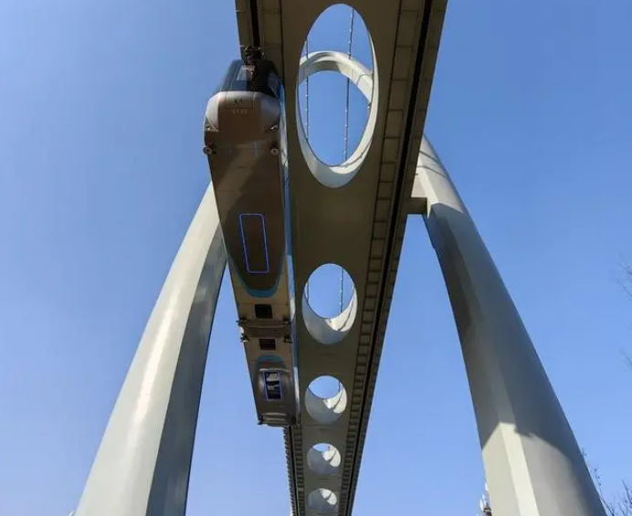 转向架,轨道和供电系统等均集成于箱形轨道梁内,能够实现系统运行不受