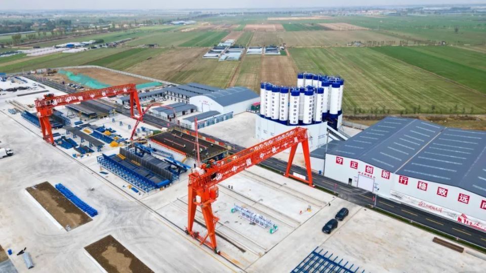 津潍高铁潍坊制梁场首榀箱梁成功浇筑