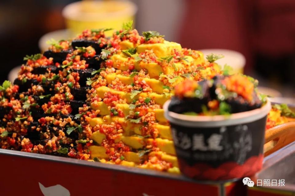 起彼伏的吆喝声湮没在各式各样的小吃散发出的香味中从日照特色美食到