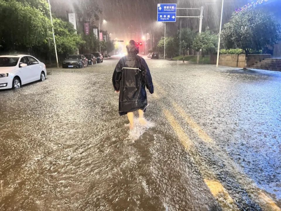 滂沱大雨中,有这些身影