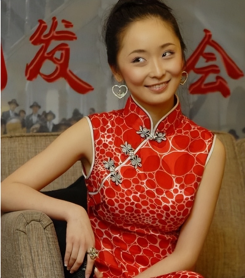 等那么多明星合作,出演张艺谋导演的电影《满城尽带黄金甲》的李曼