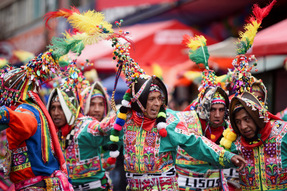 玻利维亚拉巴斯举办安第斯狂欢节活动