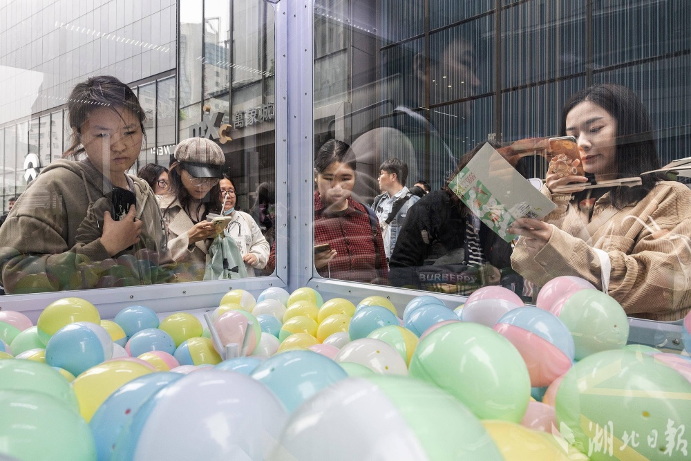 清明假期消费市场火热武汉商场人气爆棚
