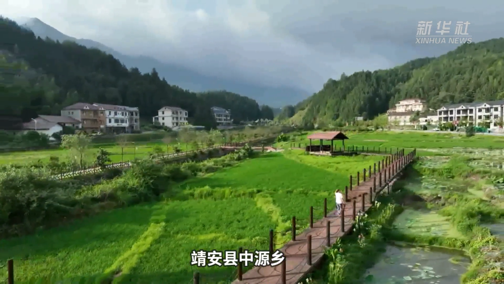 盛夏时节,位于江西九岭山腹地的靖安县中源乡,涌入了近3万名游客.