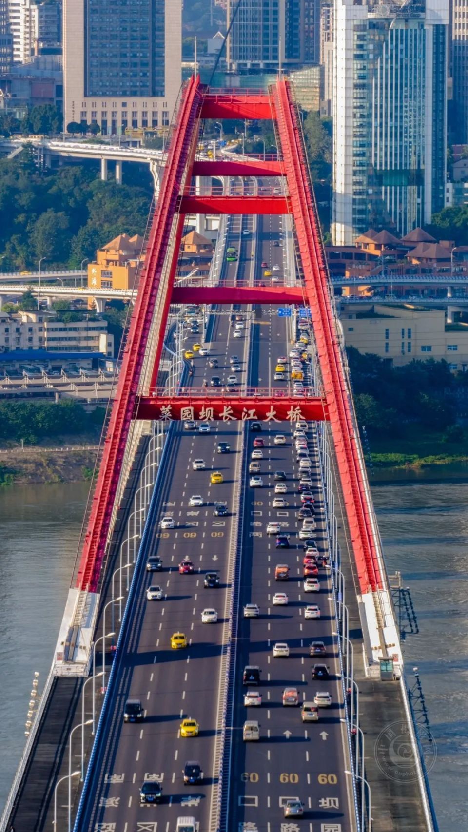 菜园坝长江大桥▲ 城市光轨▲ 穿越在城市的交通工具▲ 灯火通明