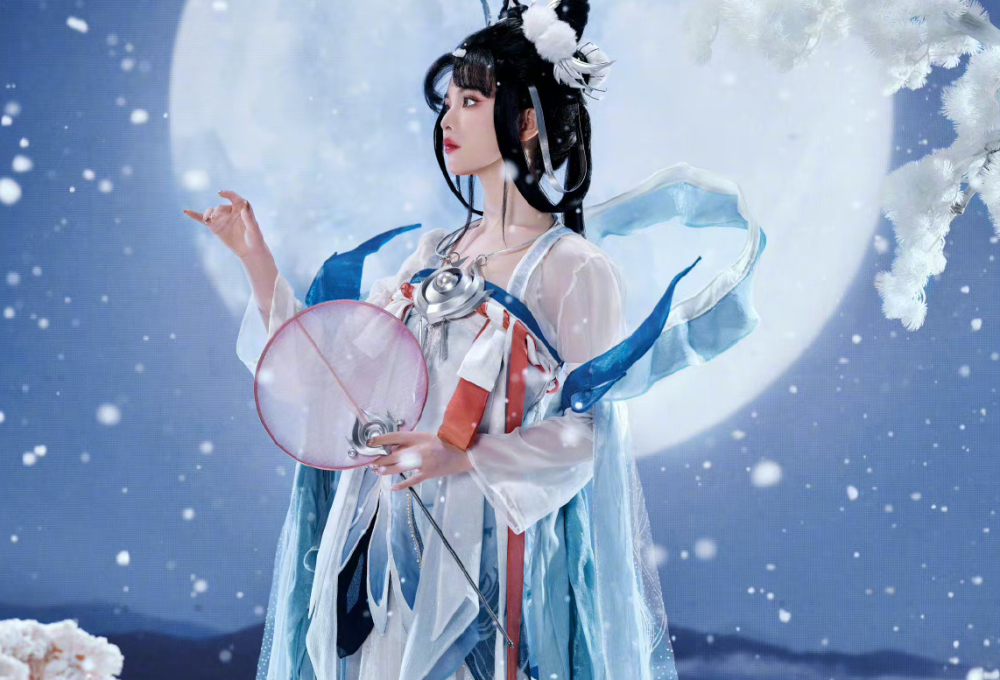 杨超越cos嫦娥备受好评,因戴六斤重的假发爆火,网友:建模脸太美了!