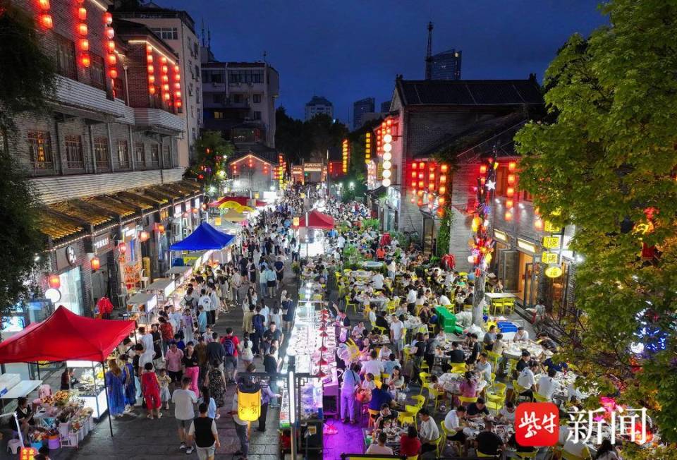 边吃烧烤边听评书,"烟火气"与"文化风"为连云港夜经济赋能