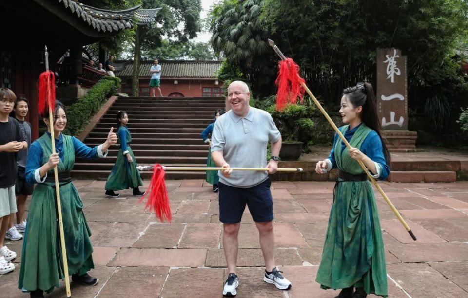 斯诺克巨星威廉姆斯与希金斯到峨眉了！盛赞峨眉山：太美啦！