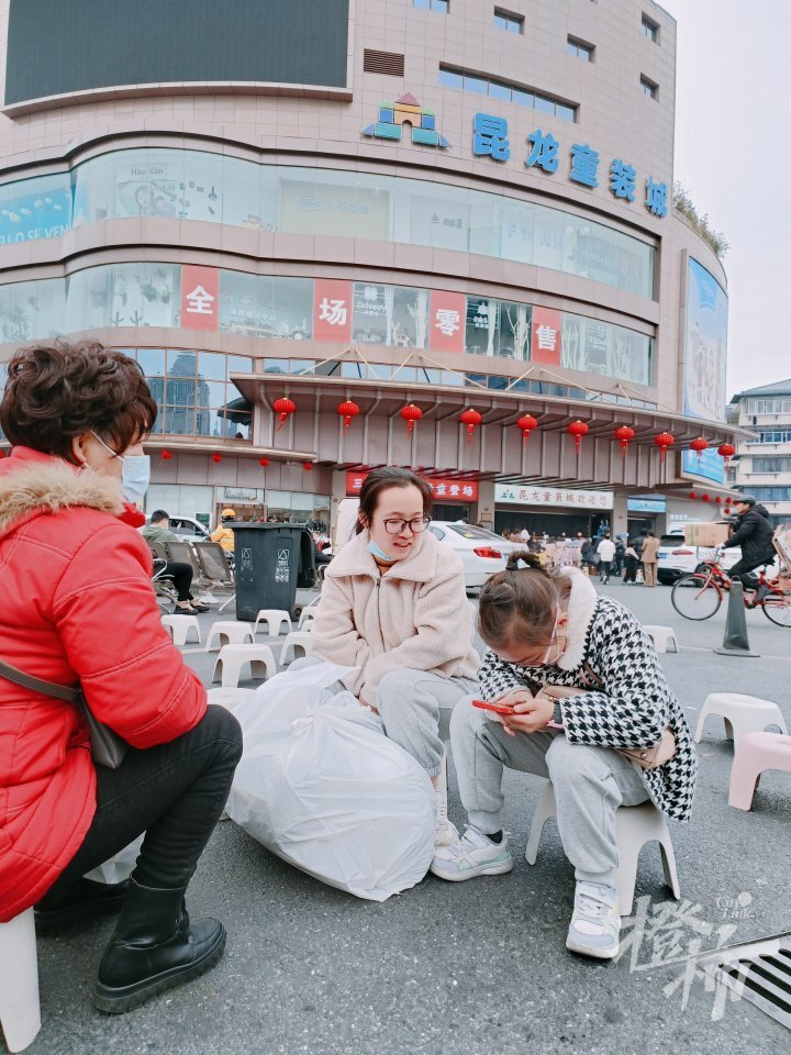 葛女士來自臨平,陪媽媽和女兒在休息區休息,週六她們已來過昆龍童裝城