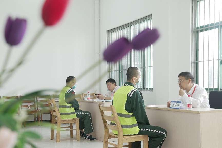 "监狱教学楼内被划分成了6块区域,法律咨询,诉求答疑,生活帮困,医疗