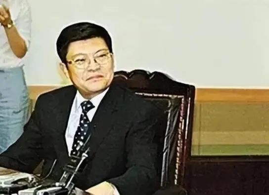 那么,李滨为什么会从外交大使沦落为高级间谍的?他又是如何暴露的呢?