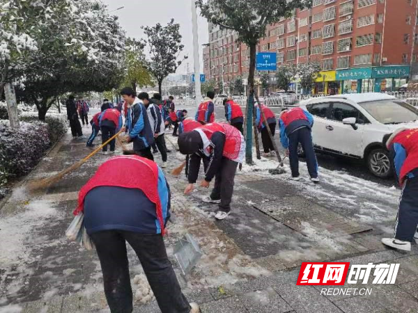 永州四中银装素裹美如画扫雪护学暖人心