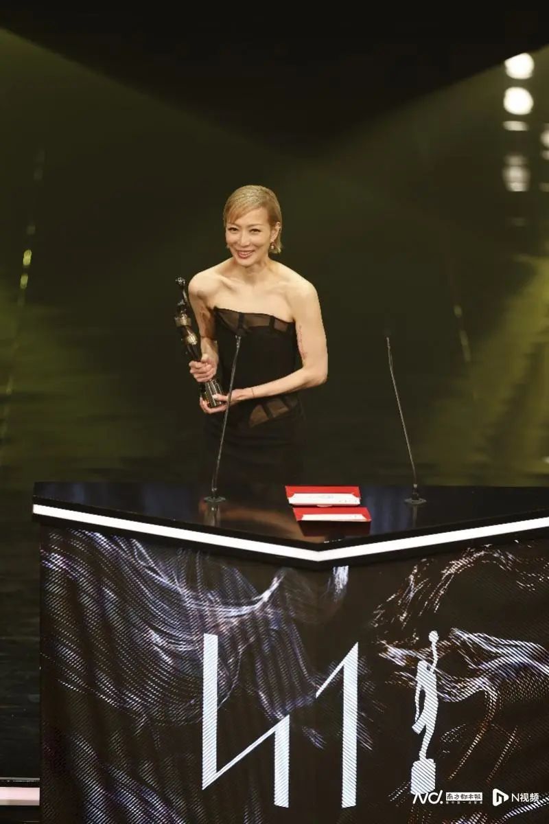 郑秀文在台上唱了句歌_腾讯新闻