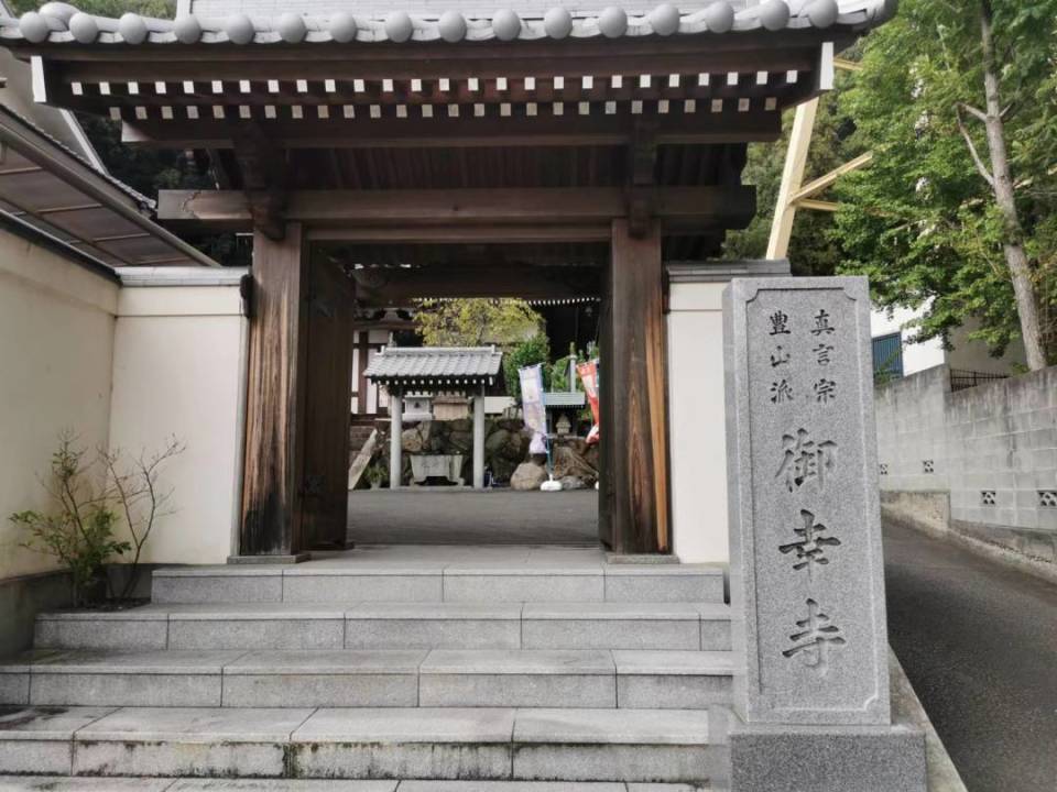 一草庵的位置在松山市不算偏僻,但现在的周遭也还是十分清净.