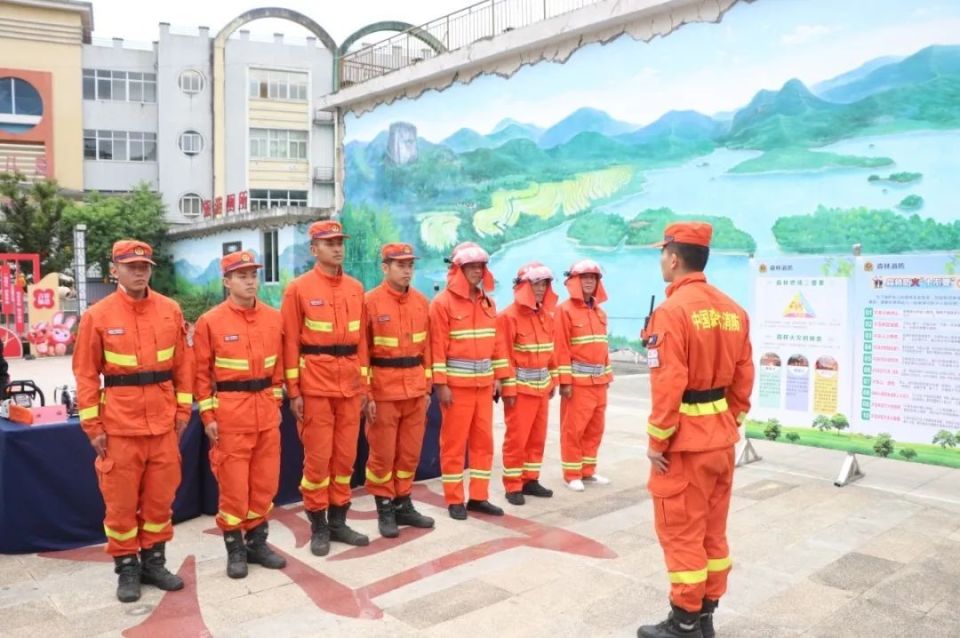 在宁德市蕉城区虎贝镇,该大队详细了解了当地战备物资储备情况和队伍