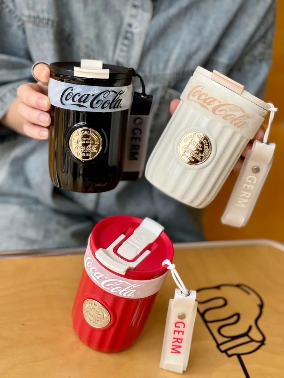 高颜值出圈,可口可乐联名保温杯!-腾讯新闻