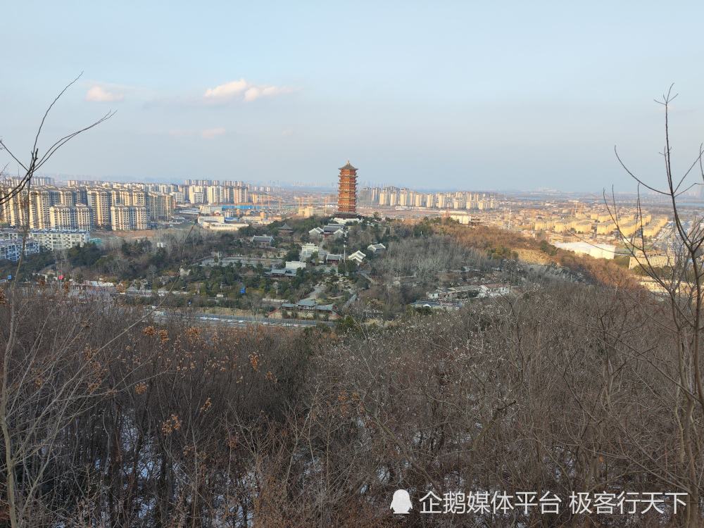 从襄阳唐城走到岘山又爬上一座小山只为看一眼山上的伏羲像