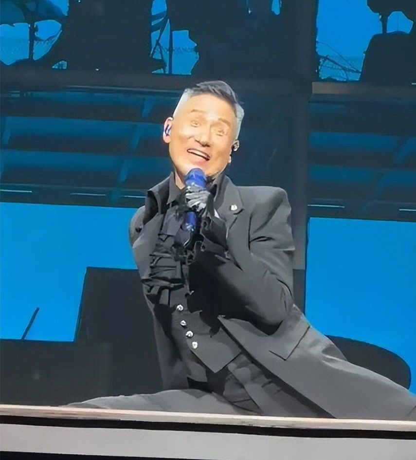 大象夜读张学友演唱会上晕倒62岁歌神这么玩命拼是不是缺钱了