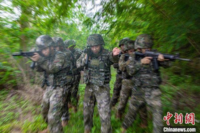 直击广西北海武警官兵战术训练