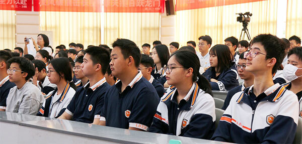 成都市洛带中学校举行五四入团仪式_腾讯新闻