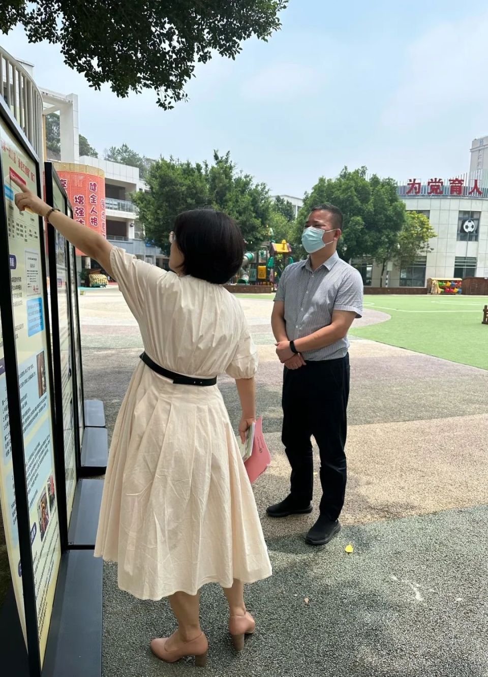 南安市教育局局长陈少波在南安市第一幼儿园园长刘水清的陪同下,了解