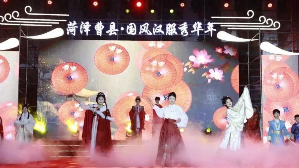 曹县:"国潮"马面裙走俏春节大市场_腾讯新闻