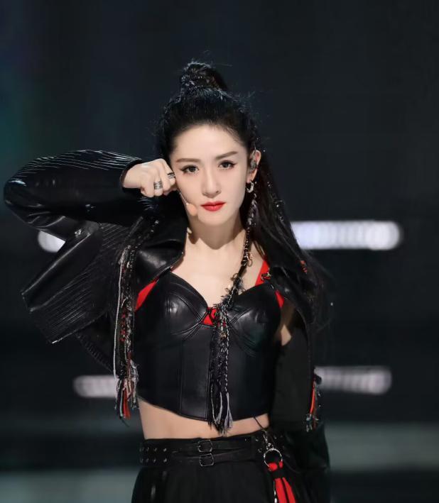 谢娜再回《快本》舞台录节目,她一个举动让粉丝破防_腾讯新闻