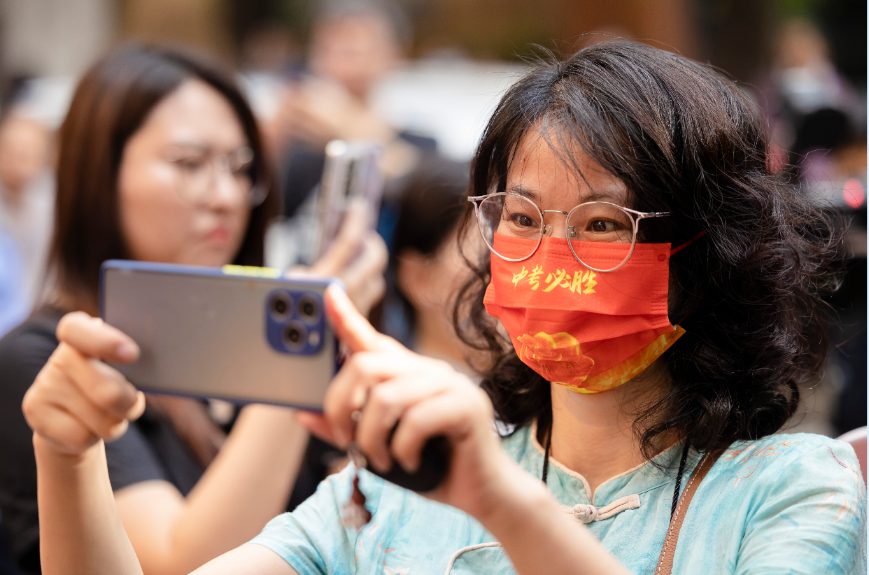 中考送考现场老师化身状元郎班主任准备定心丸