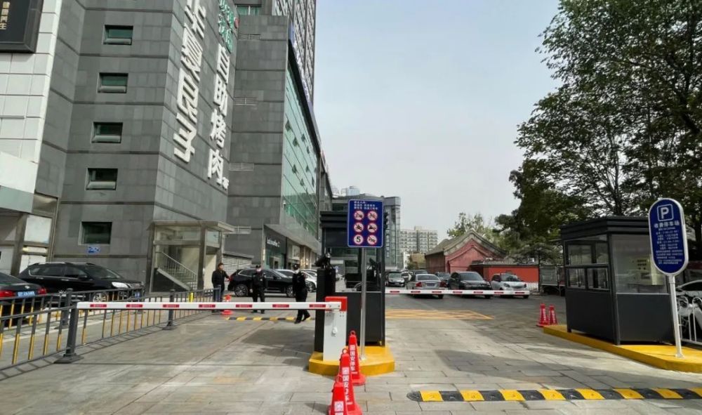 拓宽出入口增设新车道人车分流各行其道昊永物业停车场升级改造破解