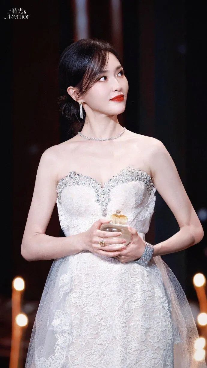 唐嫣时隔7年再登封面,高定造型惊艳众人,留短发的汪小姐太美了_腾讯