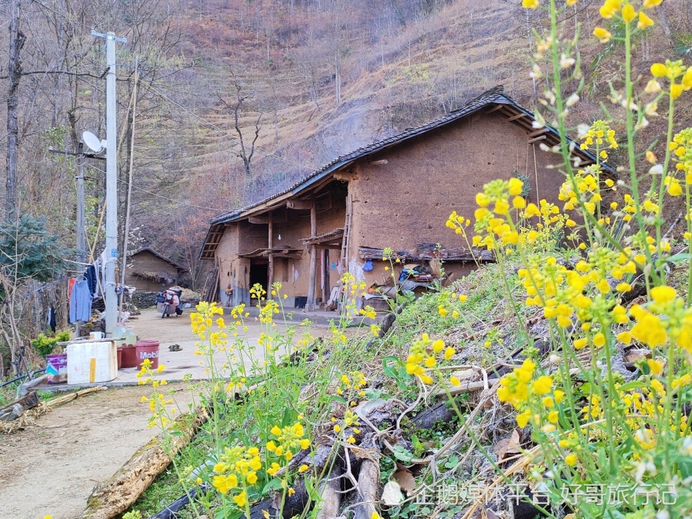 饱经风霜的老土房,房梁上挂着的一排排腊肉,就是老屋最美的风景