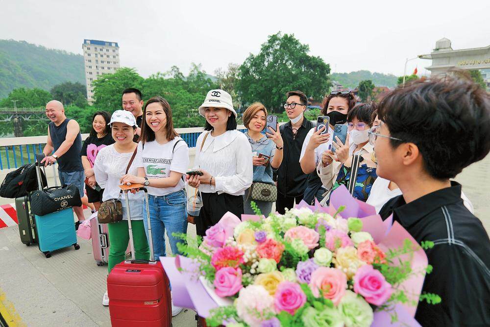 河口口岸迎來入境越南旅遊團