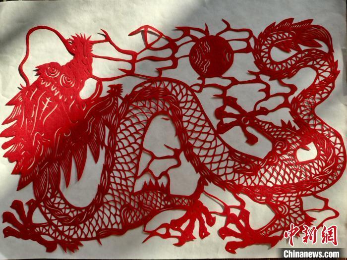 河北无极剪纸艺人创作"九龙图"系列作品贺新春