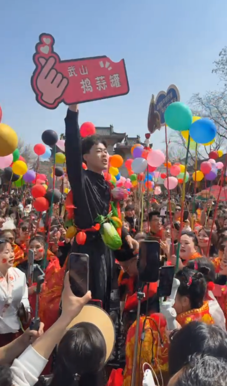 手持长竹竿,扭起秧歌……20日,天水麻辣烫"吃货节"武山专场在天水古城