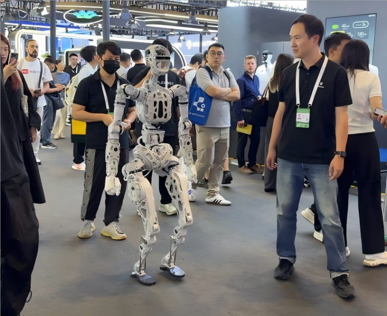 2025 WAIC又一匹黑马：PNDbotics，Adam与Adam-U展现人形机器人新高度_腾讯新闻