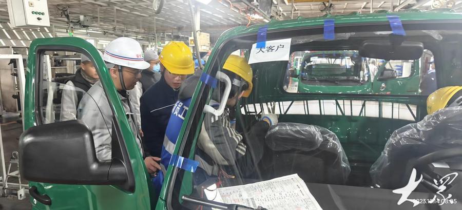 走进北汽福田汽车股份有限公司诸城厂区生产车间,工作人员正在生产线