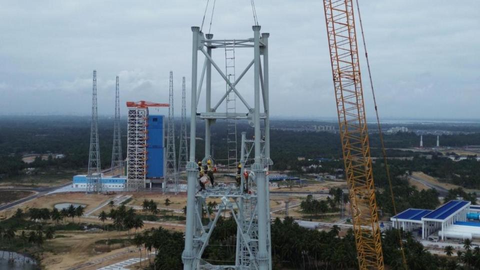 海南国际商业航天发射中心二号发射工位避雷塔安装完成