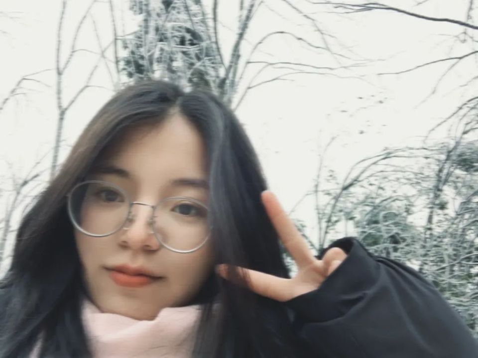 邓兴燕手机里的个人照片几天前,一场突如其来的车祸让一切戛然而止邓