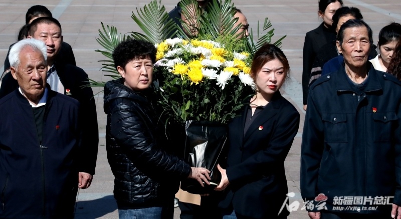 清明节前祭英烈他们在烈士陵园开展纪念活动