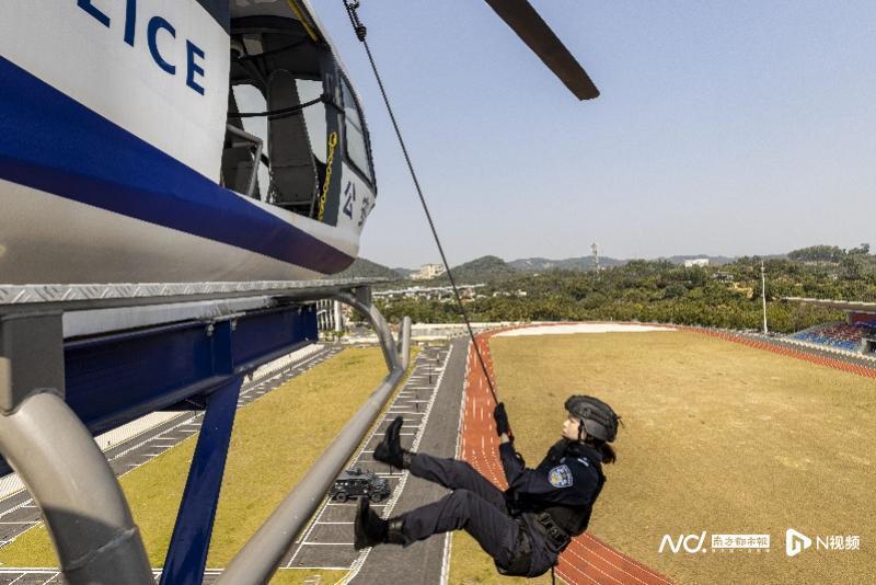 致敬广州女特警!多图直击"木兰先锋岗"直升机索降训练现场_腾讯新闻